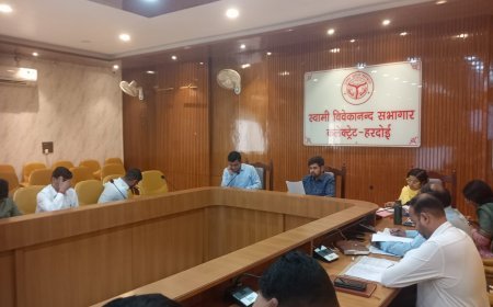 Hardoi : जिलाधिकारी ने स्टार संदर्भों की समीक्षा की, लंबित मामलों पर जताई नाराजगी