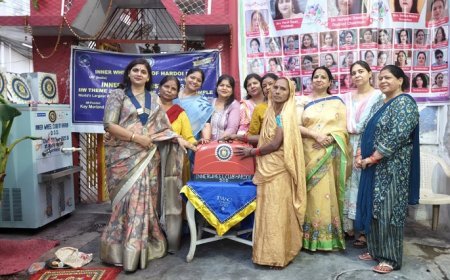 Hardoi: भीषण गर्मी में राहत: इनर व्हील क्लब ऑफ हरदोई डीओडी ने मंदिर परिसर में लगाया वाटर कूलर, जरूरतमंद महिला को दी सिलाई मशीन। 