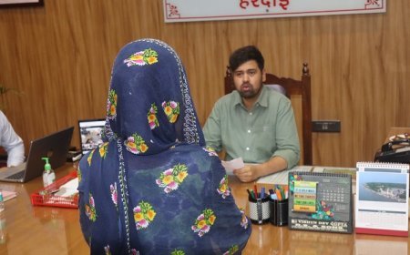 Hardoi: डीएम अनुनय झा ने जनसुनवाई में सुनीं 49 शिकायतें, त्वरित निस्तारण के दिए निर्देश।