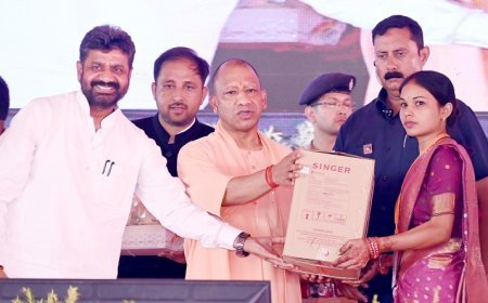 महराजगंज में मुख्यमंत्री का बड़ा तोहफा: लाभार्थियों को बांटे स्वीकृति पत्र, चेक और टूलकिट।