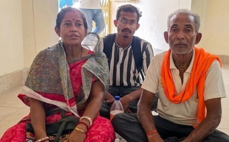 Bajpur: भूमि पर अवैध कब्जे को लेकर पीड़ित परिवार एसडीएम कोर्ट में धरने पर बैठा। 