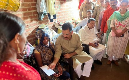 Hardoi : आकाशीय बिजली की चपेट में आने से बच्ची की मौत, प्रभारी मंत्री ने पीड़ित परिवार को दी चार लाख रुपये की आर्थिक सहायता