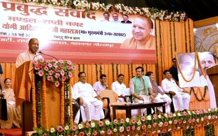 Gorakhpur : प्रबुद्ध संवाद कार्यक्रम में बोले सीएम- युवाओं को बताएं 9-10 साल पहले क्या थे प्रदेश के हालात