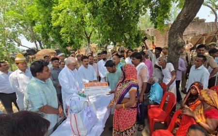 Sitapur : आंधी-तूफान से युवक की मृत्यु पर प्रभारी मंत्री मयंकेश्वर शरण सिंह ने परिजनों से मिलकर दी सांत्वना, 4 लाख की अनुग्रह राशि प्रदान