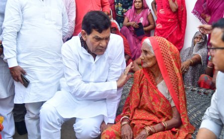 Lucknow : भदोही में आंधी-तूफान प्रभावितों से मिले प्रभारी मंत्री ए.के. शर्मा, पीड़ितों को बांटे राहत सहायता के चेक, अम्मा के आंसू पोछे