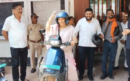 Ballia: सादगी और अनुशासन की मिसाल: विकास भवन समीक्षा बैठक में एक ही गाड़ी से पहुंचे तीन मंत्री, विधायक देतकी सिंह स्कूटी से पहुंचीं। 