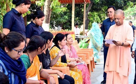 Gorakhpur: जनता दर्शन में सीएम योगी सख्त, अधिकारियों को दिए त्वरित निस्तारण के निर्देश।