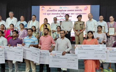 Hathras : बढ़े मानदेय से अनुदेशकों में उत्साह, आंगनबाड़ी कार्यकर्ताओं को मिले स्मार्टफोन