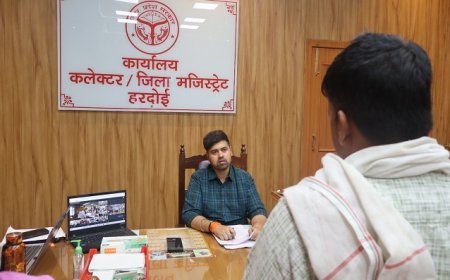 Hardoi: जनता मिलन में उमड़ी फरियादियों की भीड़, डीएम अनुनय झा ने अधिकारियों को दिए सख्त निर्देश। 