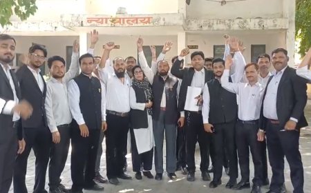 Sambhal: लखनऊ लाठीचार्ज के विरोध में वकीलों का फूटा गुस्सा, सम्भल बार एसोसिएशन का प्रदर्शन। 