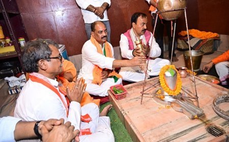 Lucknow: उप मुख्यमंत्री ने प्रयागराज स्थित पारद चंद्रमौलेश्वर महादेव मंदिर में किए दर्शन-पूजन। 