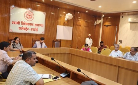 Hardoi: गोद लिए गए विद्यालयों में 10 जून तक पूरे हों सभी विकास कार्य : डीएम अनुनय झा