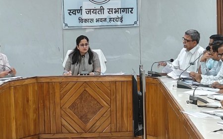 Hardoi: विकास भवन सभागार में योजनाओं की समीक्षा, अधिकारियों को समयबद्ध क्रियान्वयन के निर्देश। 
