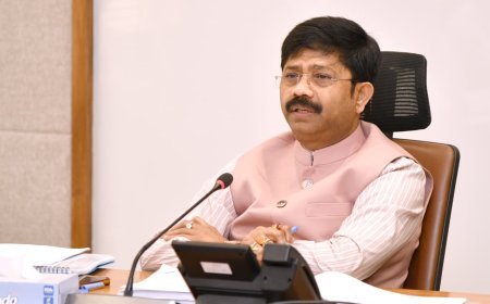 Lucknow: नोएडा प्राधिकरण की समीक्षा बैठक में मंत्री नंदी के कड़े निर्देश, भ्रष्टाचार, अवैध निर्माण और लापरवाही बर्दाश्त नहीं की जाएगी। 