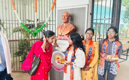 Ballia : जननायक चंद्रशेखर विश्वविद्यालय में नए शोधार्थियों का तिलक लगाकर हुआ अनोखा स्वागत