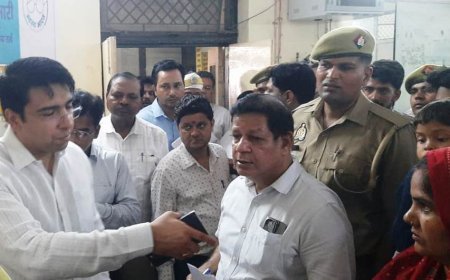 Hathras : जिलाधिकारी अतुल वत्स ने जिला अस्पताल का किया औचक निरीक्षण, मरीजों को बाहर की दवा लिखने पर जताई नाराजगी