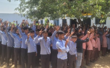 Hathras : विद्यापीठ इंटर कॉलेज में बच्चों को दी गईं आयरन की गोलियां, प्रधानाचार्य ने समझाए फायदे