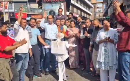 Mussoorie: राहुल गांधी की टिप्पणी पर मसूरी में भाजपा का प्रदर्शन, फूंका पुतला।