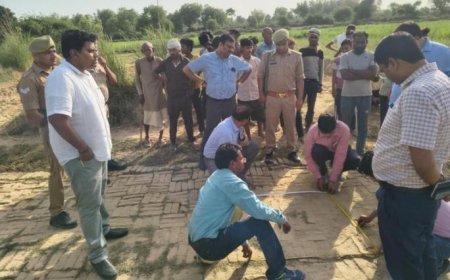 Sitapur : कसमंडा ब्लॉक की दो पंचायतों में विकास कार्यों की जांच करने पहुंचे जिलाधिकारी, खराब काम मिलने पर जेई को लगाई फटकार