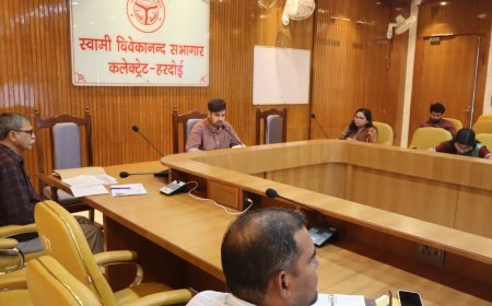 Hardoi : निर्माण कार्यों की समीक्षा बैठक, जिलाधिकारी ने समय पर और बेहतर काम करने के दिए निर्देश