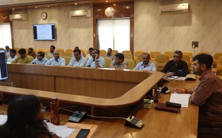 Hardoi : सीएम डैशबोर्ड की समीक्षा बैठक, जिलाधिकारी ने रैंकिंग में सुधार के लिए दिए निर्देश