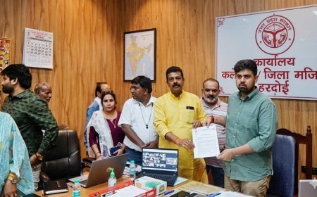Hardoi: सेनानी परिवारों को पहचान और आरक्षण दिलाने की मांग, उत्तराधिकारियों ने DM को सौंपा मांग पत्र