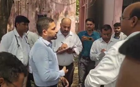 Ayodhya : रुदौली अस्पताल के औचक निरीक्षण में बदहाली आई सामने, एक ही बिस्तर पर कई मरीज और गंदगी देख भड़के जिलाधिकारी