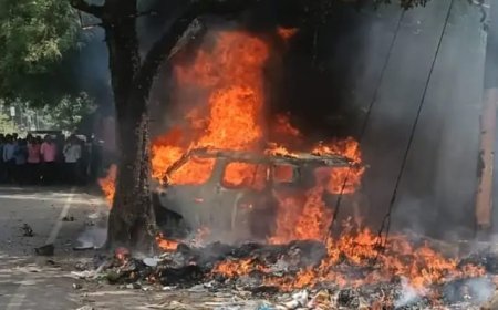 Hapur : विशाल मेगा मार्ट के सामने खड़ी गाड़ी में अचानक लगी भयंकर आग, वाहन जलकर पूरी तरह हुआ नष्ट