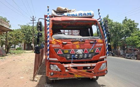 Hathras : आगरा-अलीगढ़ नेशनल हाईवे पर कैंटर चालक को आई झपकी, खंभे से टकराई गाड़ी, चालक घायल और रास्ता हुआ जाम