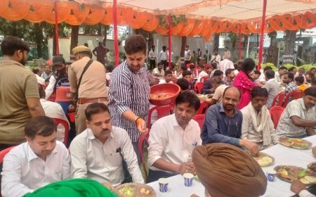 Hardoi: कलेक्ट्रेट परिसर में आयोजित विशाल भण्डारे का आयोजन किया गया।