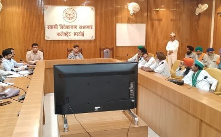 Hardoi: डीएम अनुनय झा सख्त: किसानों को निर्धारित मूल्य पर मिले उर्वरक, जर्जर पोल-ट्रांसफार्मर तत्काल बदलने के निर्देश। 