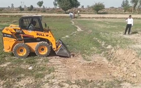 सम्भल में 200 बीघा झील पर चला बुलडोजर, अवैध कब्ज़े हटे - बीच की मज़ार भी प्रशासन ने हटवाई।