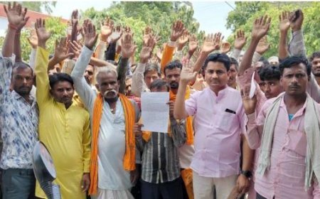 Sitapur: ग्राम प्रधान और अधिकारियों की मिलीभगत से गरीब काश्तकार बेघर होने की कगार पर।