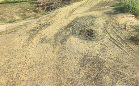 Sitapur : ग्रामीणों के विरोध के बाद हरकत में आया प्रशासन, नई सड़क पर भारी वाहनों के चलने पर लगाई रोक
