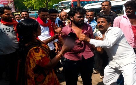 ललितपुर बस स्टैंड पर पारिवारिक कलह का हाई-वोल्टेज ड्रामा: प्रेमी संग भागने की फिराक में थी बहू, सास ने रंगे हाथों दबोच, बरसाईं चप्पलें।