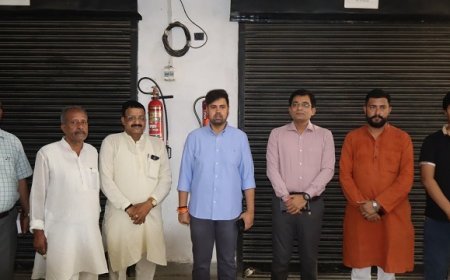 Hardoi: जिला निर्वाचन कार्यालय के वेयर हाउस का डीएम अनुनय झा ने किया निरीक्षण, ईवीएम सुरक्षा व्यवस्था पर दिए सख्त निर्देश। 