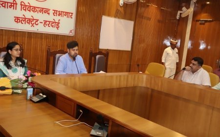 Hardoi: सीएम युवा उद्यमी योजना में लापरवाही बर्दाश्त नहीं, डीएम अनुनय झा ने बैंकों को लक्ष्य पूर्ति के दिए निर्देश। 