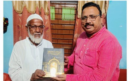 Sitapur : खैराबाद दर्पण किताब में समाहित है पूरे कस्बे का इतिहास, लियाक़त अली एमए ने काजिम हुसैन को भेंट की पुस्तक