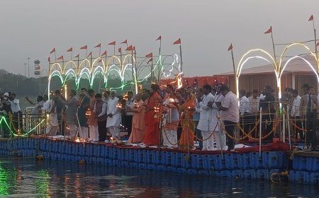 Prayagraj : सीएम योगी ने संगम में फ्लोटिंग जेटी पर गंगा आरती का किया शुभारंभ, प्रयागराज मेला प्राधिकरण की वेबसाइट का लोकार्पण