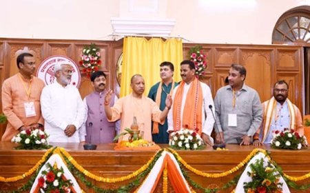 Prayagraj : 'चरैवेति-चरैवेति' मंत्र के साथ डबल इंजन सरकार निरंतर आगे बढ़ा रही विकास यात्रा- मुख्यमंत्री