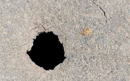 Ayodhya : राम पथ की सड़क धंसने से बढ़ा बड़ा हादसा होने का डर, स्थानीय लोगों ने जताई भारी चिंता
