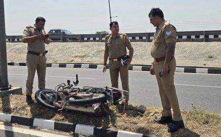 Hapur : सड़क हादसे में मोटरसाइकिल सवार युवक की जान गई, रोड रोलर से टकराई तेज रफ्तार बाइक