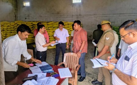 Sitapur : खाद की दुकानों पर जिलाधिकारी का अचानक छापा, गड़बड़ी और ढिलाई मिलने पर वेतन रोकने और सख्त कार्रवाई के आदेश