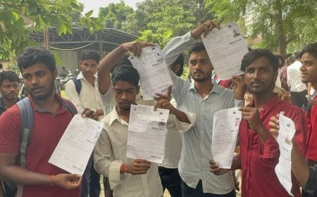 SSC GD परीक्षा अचानक रद्द होने से भड़का छात्रों का आक्रोश, परीक्षा केंद्र के बाहर युवाओं ने काटा भारी हंगामा।