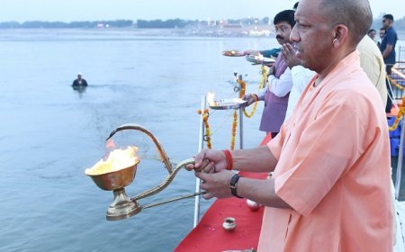 Prayagraj: सीएम योगी ने संगम में फ्लोटिंग जेटी पर गंगा आरती का किया शुभारंभ, अब होगी हर शाम। 