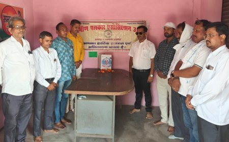 Hardoi: ग्रामीण पत्रकार एसोसिएशन ने मनाई स्व. बालेश्वर लाल की पुण्यतिथि, पत्रकारों ने दी श्रद्धांजलि।