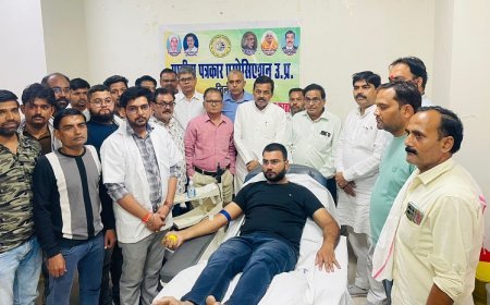 Etah: स्व. बालेश्वर लाल की 39वीं पुण्यतिथि पर लगा रक्तदान शिविर, दर्जनों लोगों ने किया रक्तदान