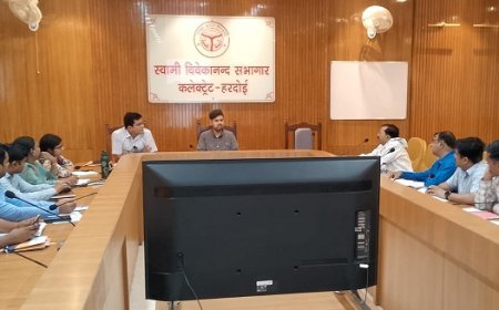 Hardoi: नगर निकायों में विकास कार्यों को लेकर डीएम सख्त, ई-रिक्शा स्टैंड, वेंडिंग जोन व नाला सफाई पर जोर।