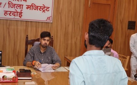 Hardoi: जनसुनवाई में डीएम अनुनय झा ने सुनीं 90 फरियादें, अधिकारियों को दिए त्वरित निस्तारण के निर्देश। 