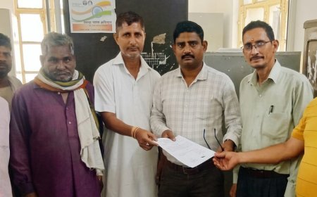 Bajpur: सड़क किनारे-किनारे सारी ग्राम सभा के घरो व नालियों का कचरा पन्नी हटाने की मांग।